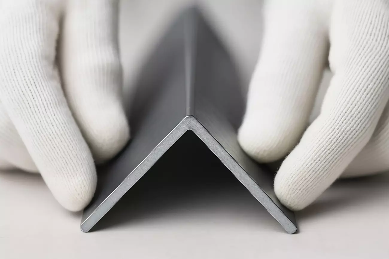 Гибка уголков под 90° без раскрытия и перекоса: как добиться точности