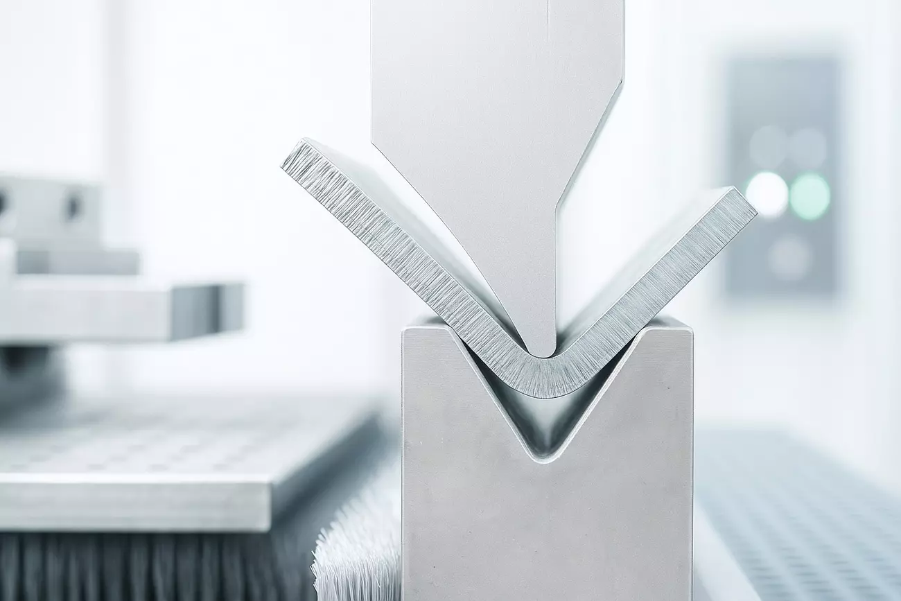 Гибка толстолистового металла: трещины, усилие и точная геометрия