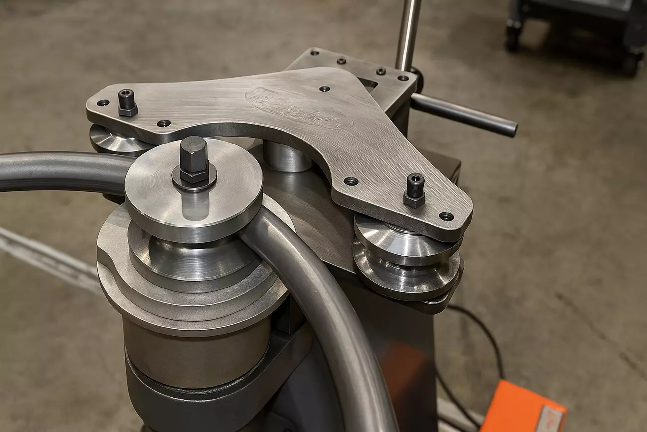 Радиусная гибка труб: ключевые ошибки, оснастка и точность