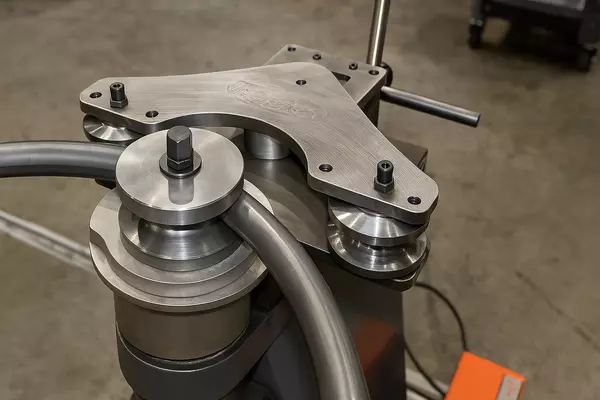 Радиусная гибка труб: ключевые ошибки, оснастка и точность