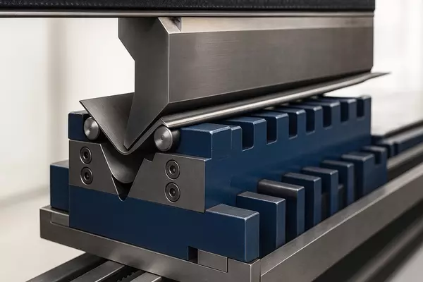 Гибка уголка: точный угол, без разрыва полок и перекоса