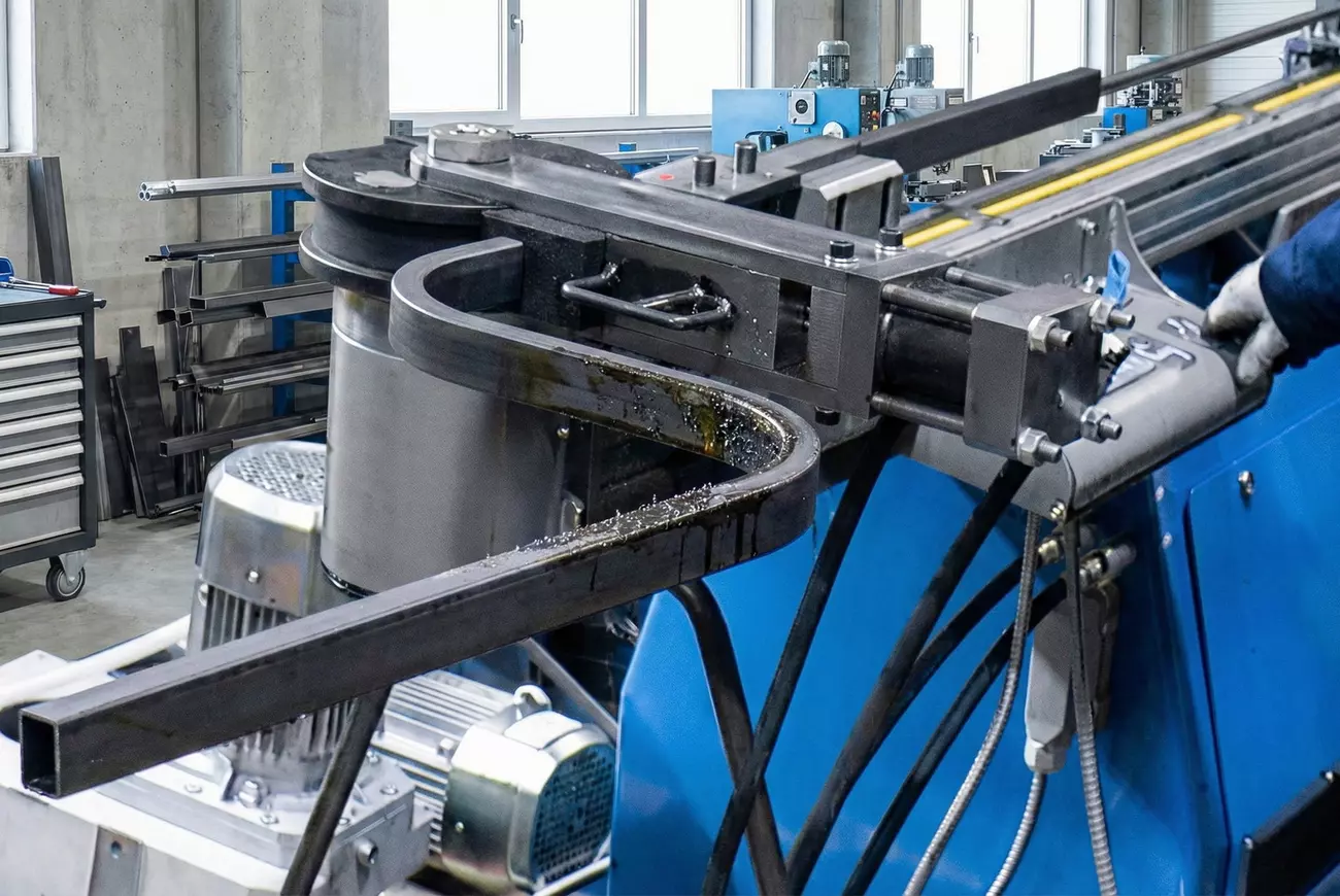 Тонкостенная профильная труба: чистая геометрия без морщин