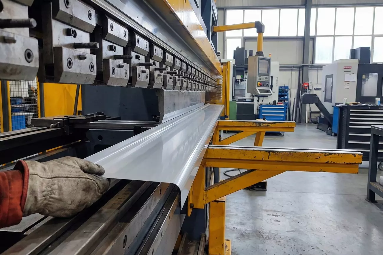 Отбортовка после гибки: чистая кромка и стабильная геометрия