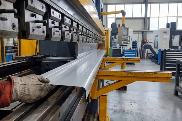 Отбортовка после гибки: чистая кромка и стабильная геометрия