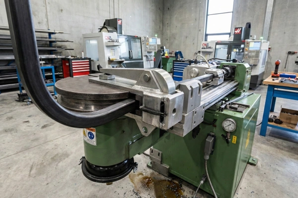 Гибка квадратной трубы: чистая геометрия без перекоса