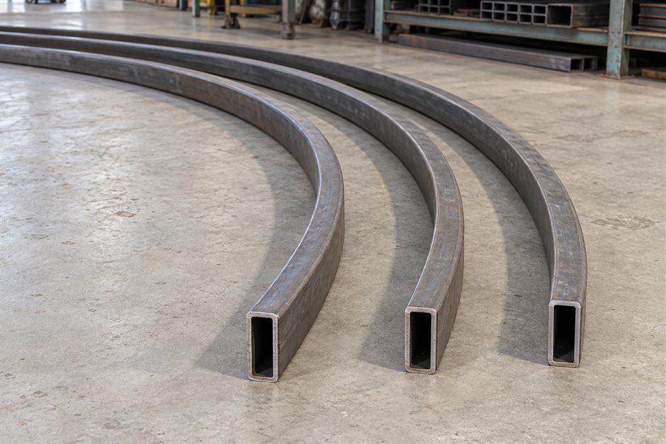 Профильная труба, согнутая дугой для каркаса навеса